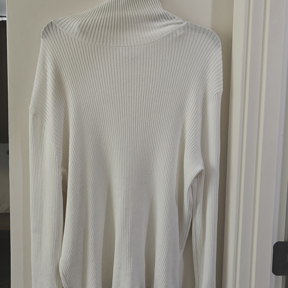 Elegant White Ribbed Blouse
